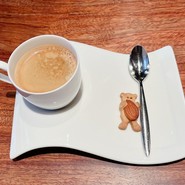 コーヒーにとても可愛いクッキーが添えられてほっと一息心が和まされます