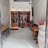 梅の花のお出迎えに春の訪れを感じさせられる嬉しいおもてなしに感動です