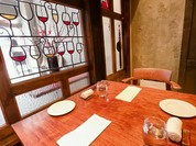 ワイングラスのモチーフのステンドグラスはレトロ感があってとても素敵な席に演出されています