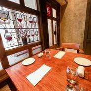 ワイングラスのモチーフのステンドグラスはレトロ感があってとても素敵な席に演出されています