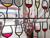 ステンドグラスの窓越しから見える梅の花が食事をさらに華やかにしてくれます