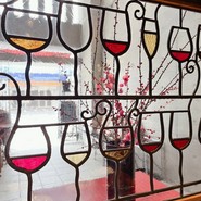 ステンドグラスの窓越しから見える梅の花が食事をさらに華やかにしてくれます