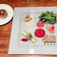 目でも楽しめる色鮮やかな前菜はこだわりの食材でそれぞれ抜群の美味しさです