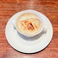 熱々の新玉ねぎのスープはフランスパンとの最高の組み合わせでクリーミーで濃厚な感動の美味しさです