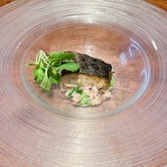 菜の花のリゾットの上にとても香ばしいパリパリの皮にふっくらした身の鰆でびっくりするほどの美味しさです