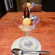 りんごのコンポートの上にデコポンのアイスクリームのデザートはアート感のある爽やかで甘味が最適で最後まで美味しくいただけます