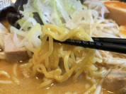 麺はもちもちの縮れ麺！