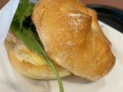 カイザーサンド　サラダチキン～すりおろし野菜ソース～