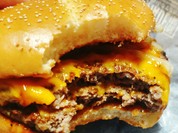 チーズたっぷりのダブル肉厚ビーフバーガー