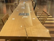 すごく大きな一枚板のテーブル　名作チェアも座れます