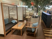 天蓋付のソファ席　みなさまでおくつろぎください