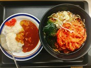 人気の紅生姜天そばとハーフカレーライスのセットメニュー。
