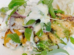 ピーマン達に覆われた但馬味鶏のロースト