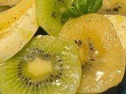 キウイとブラータチーズのカプレーゼ