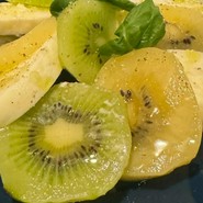 キウイとブラータチーズのカプレーゼ