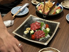 お店のご厚意で3,000円コースの3人分を馬刺しにしてもらい予約させてもらいました