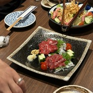 お店のご厚意で3,000円コースの3人分を馬刺しにしてもらい予約させてもらいました