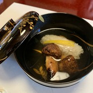 座付：松茸と鱧とゆずのおすまし