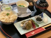 焼き魚定食1000円　茶碗蒸し付　この日は白ご飯を旬のタケノコご飯にできました。