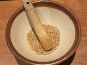 着席後に自分でゴマを擦りおろします！