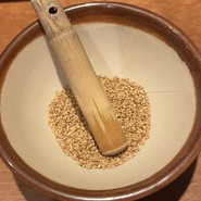 着席後に自分でゴマを擦りおろします！
