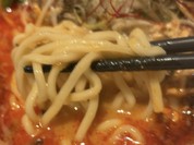 麺は中細の平打ち麺！