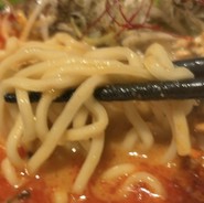 麺は中細の平打ち麺！