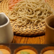 そば　季節限定の桜が鮮やかで香りが楽しめます