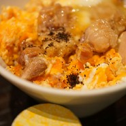 軍鶏親子丼ミニ　黒七味が合います