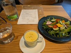 サラダと冷製スープ（コーン）