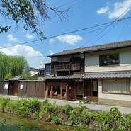 真ん中が店舗ですが、店内は狭い感じはなく、席によっては外の景色も見ることができ気持ち良かったです。