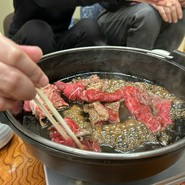 砂糖を熱して牛肉をからめる関西風すきやき