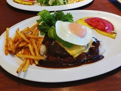 人気のハワイアンレストラン。ビーフハンバーグとアボカドチーズのロコモコ。Aloha&Mahalo&