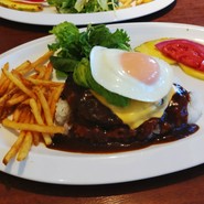 人気のハワイアンレストラン。ビーフハンバーグとアボカドチーズのロコモコ。Aloha&Mahalo&