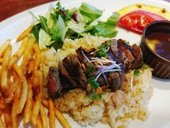 人気のハワイアンレストラン。ビーフ&ガーリックピラフ。カラフルな料理は気分が高鳴ります!
