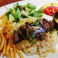 人気のハワイアンレストラン。ビーフ&ガーリックピラフ。カラフルな料理は気分が高鳴ります!