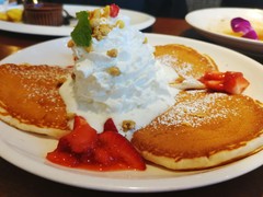ストロベリーホイップのパンケーキ。南国気分。