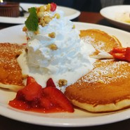 ストロベリーホイップのパンケーキ。南国気分。
