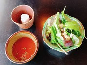 オムハヤシに付くサラダ、スープ