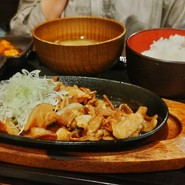 定食の王様、ご飯がススム豚の生姜焼き定食。