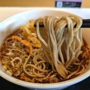 かき揚げ天ぷら蕎麦の麺リフト