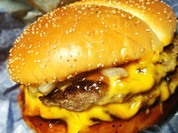 ダブルパティのチーズバーガー