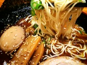 豚骨ブラックの麺リフト