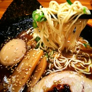 豚骨ブラックの麺リフト
