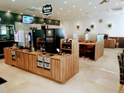 昭和平成の吉野家のイメージを一掃させる開放的で綺麗な店内インテリアです。