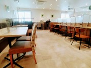 昭和平成の吉野家のイメージを一掃させる開放的で綺麗な店内インテリアです。