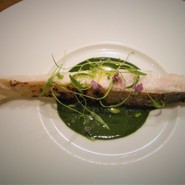 マナガツオのグリエ。抹茶のような味わいの西洋キャベツソースとのマッチングがGood！