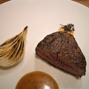 和牛フィレ肉のステーキ。焼き方抜群！肉の旨味と甘さが新玉ねぎの異なる甘さとマッチ！ソースで更に変化が