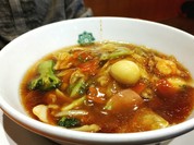 野菜炒めの香ばしい風味がとても美味しい日高屋の五目あんかけラーメン。