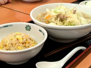 日高屋の野菜たっぷりタンメンと半チャーハン。